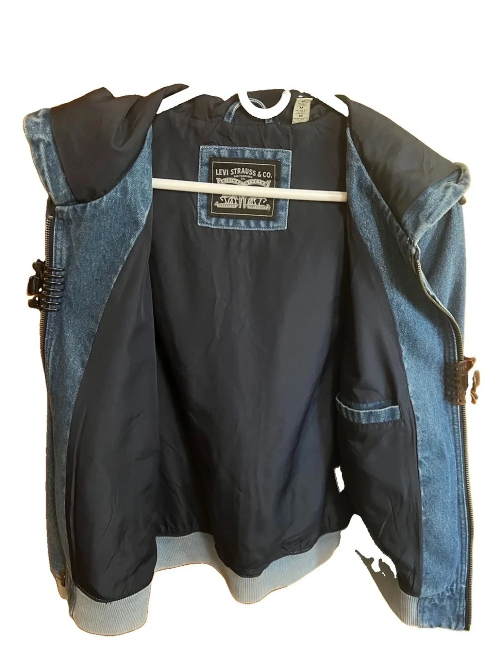Levi’s Men’s Hooded Denim Jacket Medium NWOT – Indigo Zip Front – LM40C972